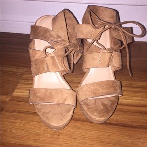 TAN WEDGES